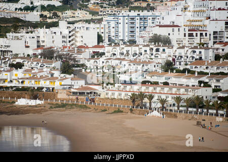 der Strand mit dem Dorf Luz an der Algarve Portugal in Europa. Stockfoto