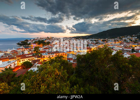 Abendlicher Blick von der Stadt Skiathos, Sporaden, Griechenland. Stockfoto