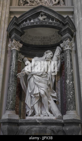 Skulptur des Apostels St. Andrew von Camillo Rusconi auf dem Kirchenschiff der Basilika St. Johannes im Lateran in Rom, Italien. Rom, Italien, Juni 2017 Stockfoto