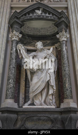 Statue des Heiligen Bartholomäus, martyred Apostel hält seine abgezogene Haut und enthäuten Messer in der Lateranbasilika in Rom. Rom, Italien, Juni Stockfoto