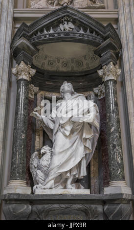 Die Statue des Hl. Johannes von Rusconi in der Basilika St. Johannes im Lateran, San Giovanni in Laterano in Rom. Rom, Italien, Juni 2017 Stockfoto