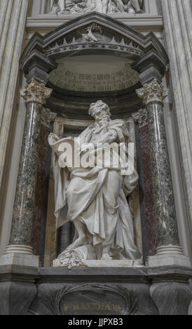 Die Statue von St. Matthäus von Rusconi in der Basilika St. Johannes im Lateran, San Giovanni in Laterano in Rom. Rom, Italien, Juni 2017 Stockfoto