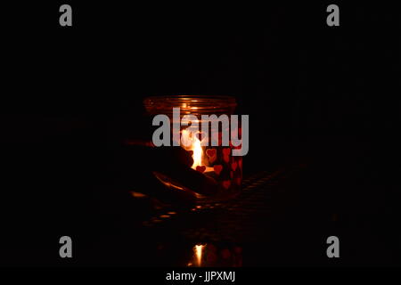 Kerze in einem Glas Stockfoto