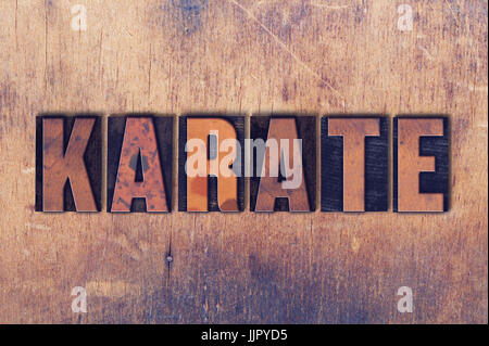 Das Wort Karate Konzept und Thema in Vintage Holz Buchdruck Typ auf Grunge Hintergrund geschrieben. Stockfoto