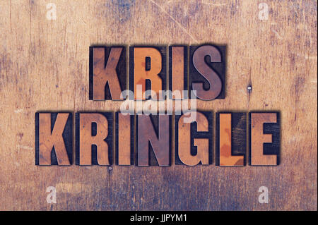 Der Name Kris Kringle Konzept und Thema in Vintage Holz Buchdruck Typ auf Grunge Hintergrund geschrieben. Stockfoto