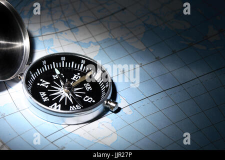 Navigationskonzept. Kompass Karte unter Lichtstrahl liegend zu öffnen Stockfoto
