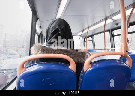 Frau trägt Hijab am oberen Deck des Busses. UK Stockfoto