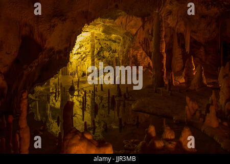 Höhlen von Frasassi, Italien, Ancona, Region Marken. Entstehung von Stalagmiten und Stalaktiten in den Höhlen von Frasassi, Stockfoto