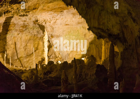 Höhlen von Frasassi, Italien, Ancona, Region Marken. Entstehung von Stalagmiten und Stalaktiten in den Höhlen von Frasassi. Stockfoto
