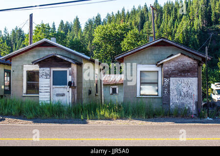 Zwei verlassene Shanty-Kabinen In Bergen Stockfoto