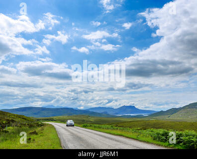 Auto auf der A835 nördlich von Strathcanaird, Teil des North Coast 500 landschaftlich schöne Strecke, Wester Ross, Highland, Schottland, Vereinigtes Königreich Stockfoto