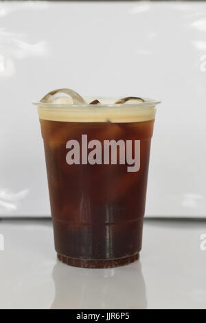 Funkelnde Nitro kühlen Bier Kaffee zum Mitnehmen Tasse trinkfertig Stockfoto