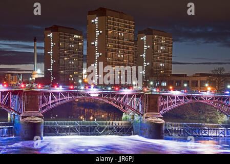 Nacht-Foto von der Albery Brücke in Glasgow, Blick auf die beleuchtete Rohrbrücke und Gezeiten Wehr in Zentral-Glasgow, Schottland. Stockfoto