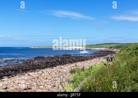 John O' Groats, Schottland. Wanderer auf Fußweg von John O'Groats Duncansby Head, den tatsächlichen Nord östlicher Punkt in Mainland UK. Stockfoto