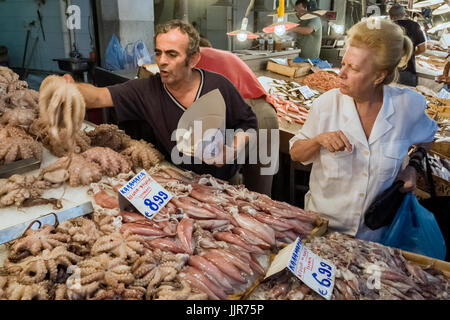 Frischer Fisch im Eis in Varvakios Agora in Athen Griechenland gestochen Stockfoto