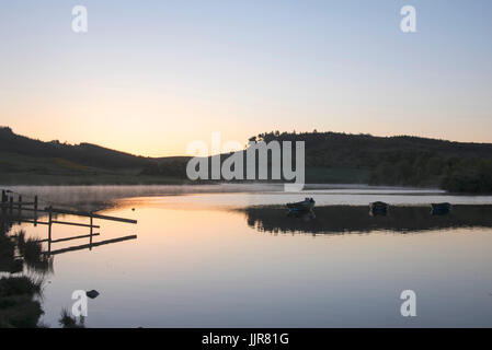 Ein am frühen Morgen Bild Knapps Loch liegt in einer malerischen Umgebung südlich Kilmacolm Dorf, Zentral-Schottland. Stockfoto