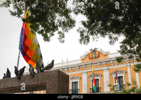 Wiphala Flagge und Präsidentenpalast, La Paz, Bolivien, Südamerika Stockfoto