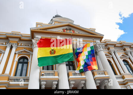 Bolivien und Wiphala Fahnen. Präsidentenpalast (Palacio Quemado), La Paz, Bolivien, Südamerika Stockfoto