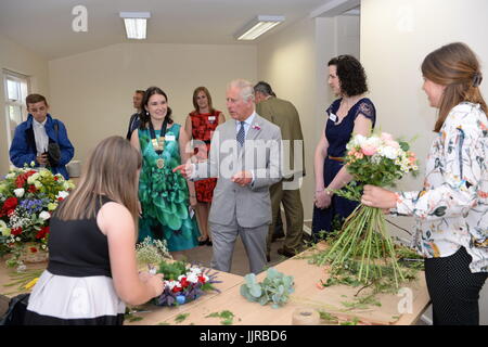 Der Prince Of Wales trifft Mitglieder der Blumenkunst Clubs bei der Devon Federation of Young Farmers Clubs in Cheriton Bischof am zweiten Tag des königlichen Besuchs in Devon und Cornwall. Stockfoto