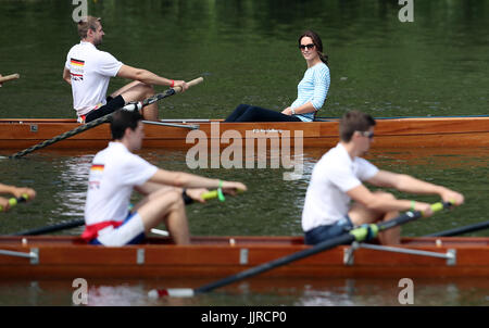 Herzogin von Cambridge nimmt Teil an einem Ruder Wettbewerb am Neckar bei ihrem Besuch in Heidelberg am zweiten Tag ihrer drei-Tages-Tour von Deutschland. Stockfoto