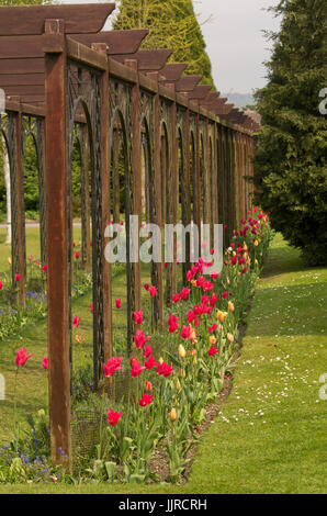 Pergola Burnby Hall Gardens Stockfoto