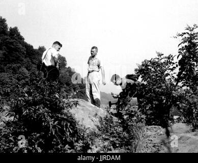 Sammeln Sie George Wescott Fisher, Clifford A. Hopson und J. S. Reed, Studenten aus einer Johns-Hopkins-Universität Geologie Klasse Proben im Feld, 1950. Stockfoto