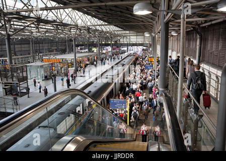 Feierabendverkehr am Bahnhof Leeds, West Yorkshire, Großbritannien Stockfoto