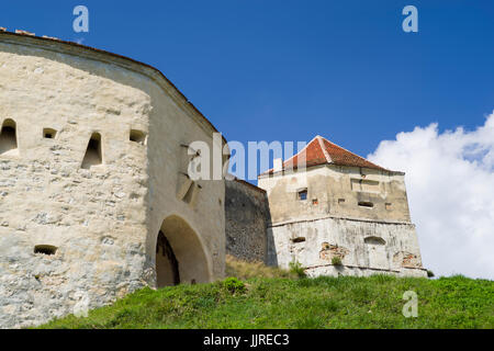 Turm der mittelalterlichen Festung von Rosenau in Siebenbürgen. Stockfoto