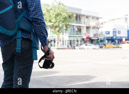 Chiang Mai, Thailand - 29. Juni 2017: junger asiatischer Mann trug blaues Hemd und Jeans mit Kamera und Rucksack auf Fußweg am Tapae Gate in Chia Stockfoto