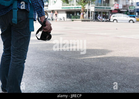 Chiang Mai, Thailand - 29. Juni 2017: junger asiatischer Mann trug blaues Hemd und Jeans mit Kamera und Rucksack auf Fußweg am Tapae Gate in Chia Stockfoto