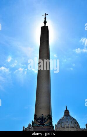 Der Vatican Obelisk - der einzige antike ägyptische Obelisk in Rom stehen geblieben, seit der Römerzeit, St. Peter's Square, Vatican Stadt, Europa Stockfoto