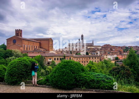 Panoramablick auf die alte Hill Top Stadt Siena, Toskana, Italien Stockfoto