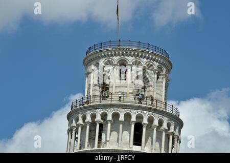 Dachgeschoss-Galerie auf den schiefen Turm von Pisa.Campanile Glockenturm der Kathedrale. Weltweit anerkannt für seine unbeabsichtigte kippen. Pisa, Italien Stockfoto