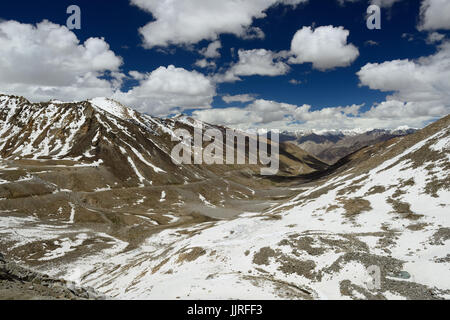 Ansicht des Nubra Valley vom höchsten Berg pass der Welt, die mit dem Auto erreichbar. Dieser Pass ist das Ziel von vielen Touristenreisen in Ladakh Stockfoto