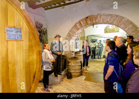 Weinprobe ein einen traditionellen Weinkeller in der Toskana, Italien Stockfoto