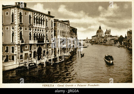 Jahrgang 1900 B&W Bild des Grand Canal und Tour Boot mit Palazzo Franchetti Venedig von einer historischen antiquarischen Reiseführer Canal Grande Venedig Italien Stockfoto