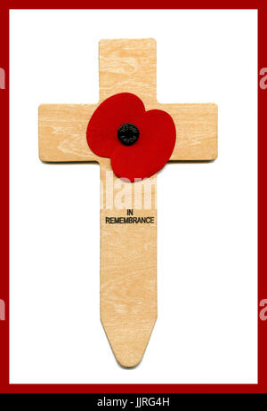 Das Gedenken Kreuz Symbol. 7" in Höhe aus Sperrholz. Es hat eine Mohnblume verbunden mit den Worten "In der Erinnerung" unterhalb der Poppy gedruckt. Jährliche Gedenktag 11. November Stockfoto