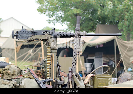 Das M2-Maschinengewehr oder Brünieren.50 Maschinengewehr Kaliber (50 cal) schweres Maschinengewehr auf einem Jeep-Reittier. Stockfoto