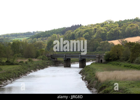 Eisenbahnbrücke über die Tarka Bahnlinie über den Fluß Taw, in der Nähe von Barnstaple, Devon, UK. Stockfoto