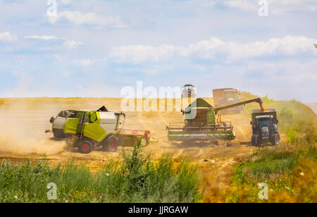 Mähdrescher in Aktion am Weizenfeld. Palouse Erntezeit. Konzentrieren Sie sich auf grüne kombinieren! Stockfoto