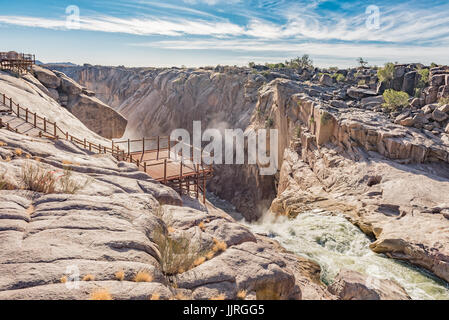 AUGRABIES FALLS NATIONAL PARK, Südafrika - 12. Juni 2017: ein Aussichtspunkt und Promenade an der Spitze der wichtigsten Augrabies Wasserfall Stockfoto