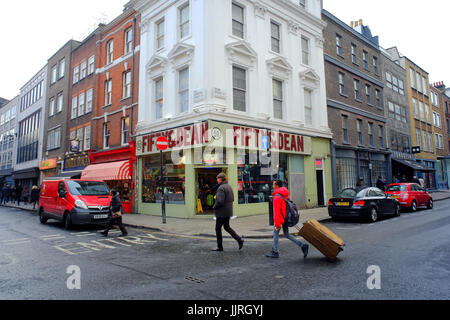 Menschen zu Fuß über Straße in Soho, London, UK Stockfoto