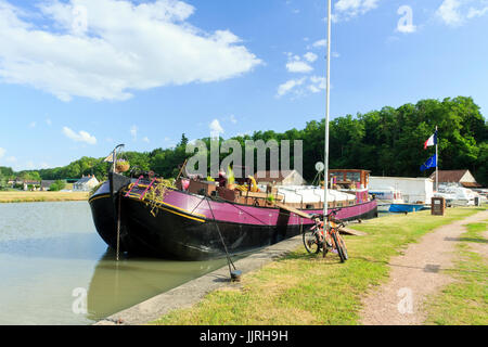 Châtillon-Sur-Loire, le Port Sur le Canal Latéral À la Loire, Frankreich, Loiret (45) / / Frankreich, Loiret, Chatillon Sur Loire, den Hafen auf die Kanal-Late Stockfoto