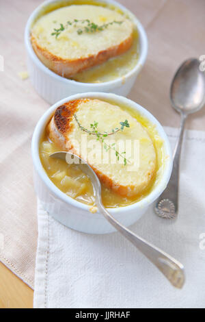 Draufsicht auf kleine Schüsseln Zwiebelsuppe mit geröstetem Käse und frischer Thymian-topping Stockfoto