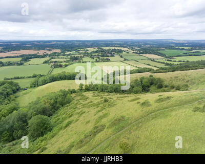 Luftbild mit sanften Hügeln, grünen Feldern, Wiesen, in Süd-Ost-England Landschaft, an einem bewölkten Sommertag. Stockfoto