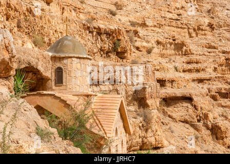 Orthodoxe Kloster St. George liegt im Wadi Qelt. Der sechsten Jahrhundert Klippe hängenden Komplex, mit seinen alten Kapelle und Gärten, ist immer noch inhabite Stockfoto