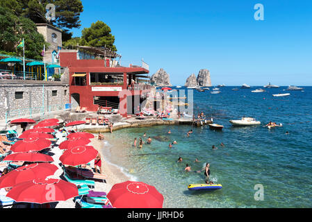 Menschen am Strand und im Meer in Marina Piccola auf der Insel Capri, Italien Stockfoto