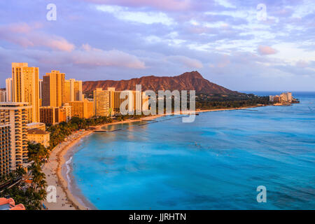Honolulu, Hawaii. Skyline von Honolulu, Diamond Head Vulkan einschließlich der Hotels und Gebäude am Strand von Waikiki. Stockfoto