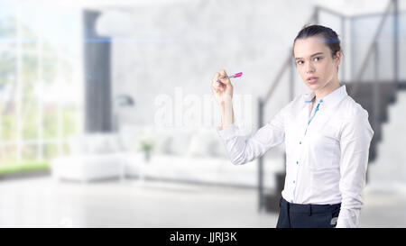 Young Business-Frau über innere Hintergrund Stockfoto