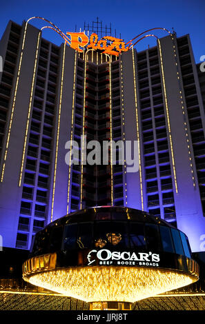 Das Plaza Hotel and Casino in der Nacht in der Innenstadt von Las Vegas, Nevada Stockfoto